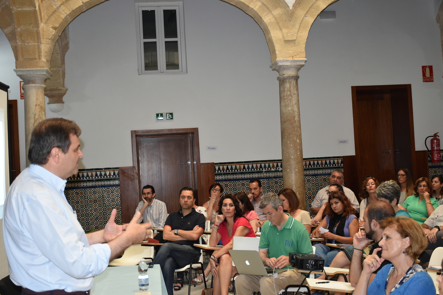 Juan Antonio Perteguer, patrono de Educatio Servanda, se dirige a los profesores