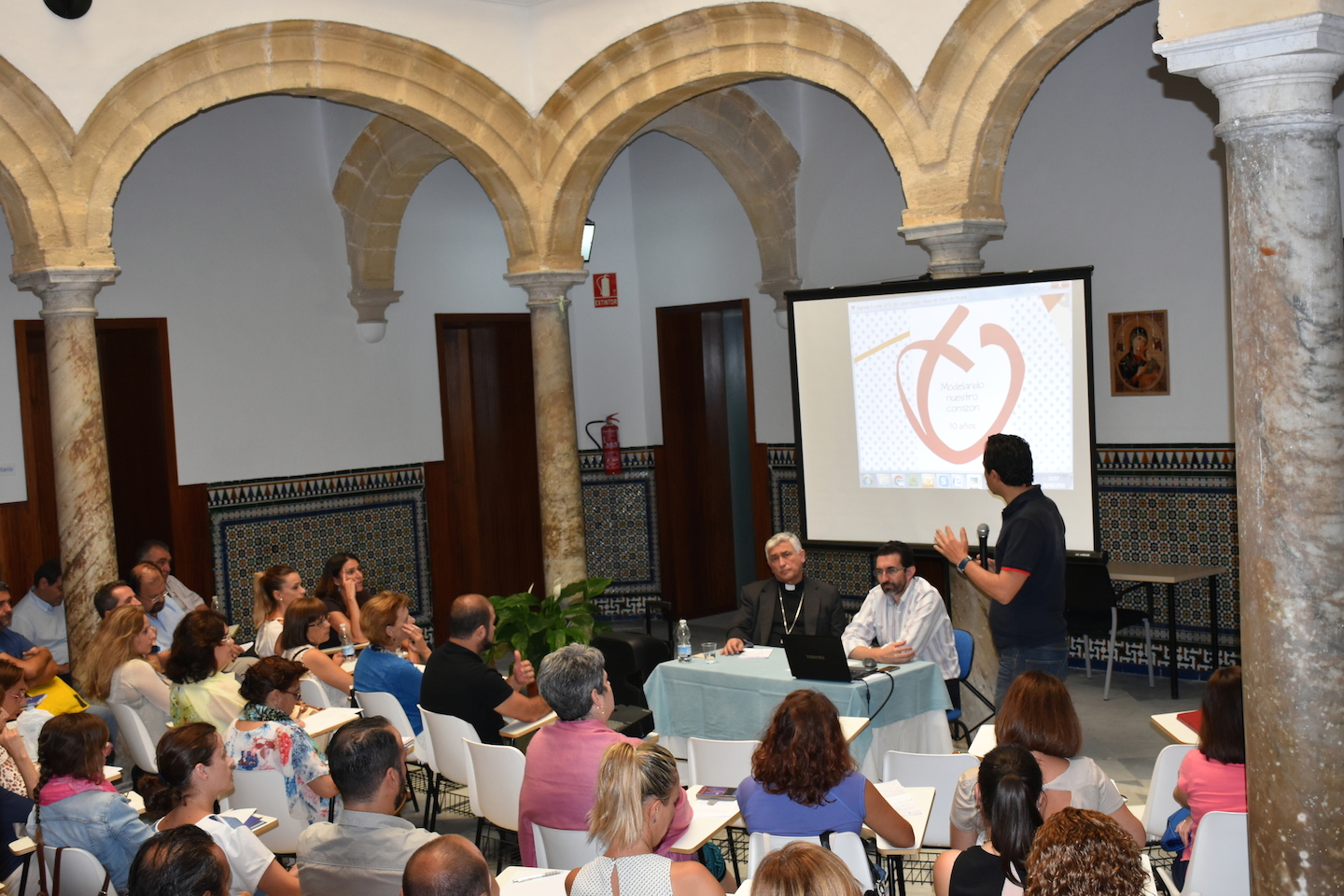 Óscar Rivas, director de Comunicación, presentó el logo y el lema del X aniversario de Educatio Servanda